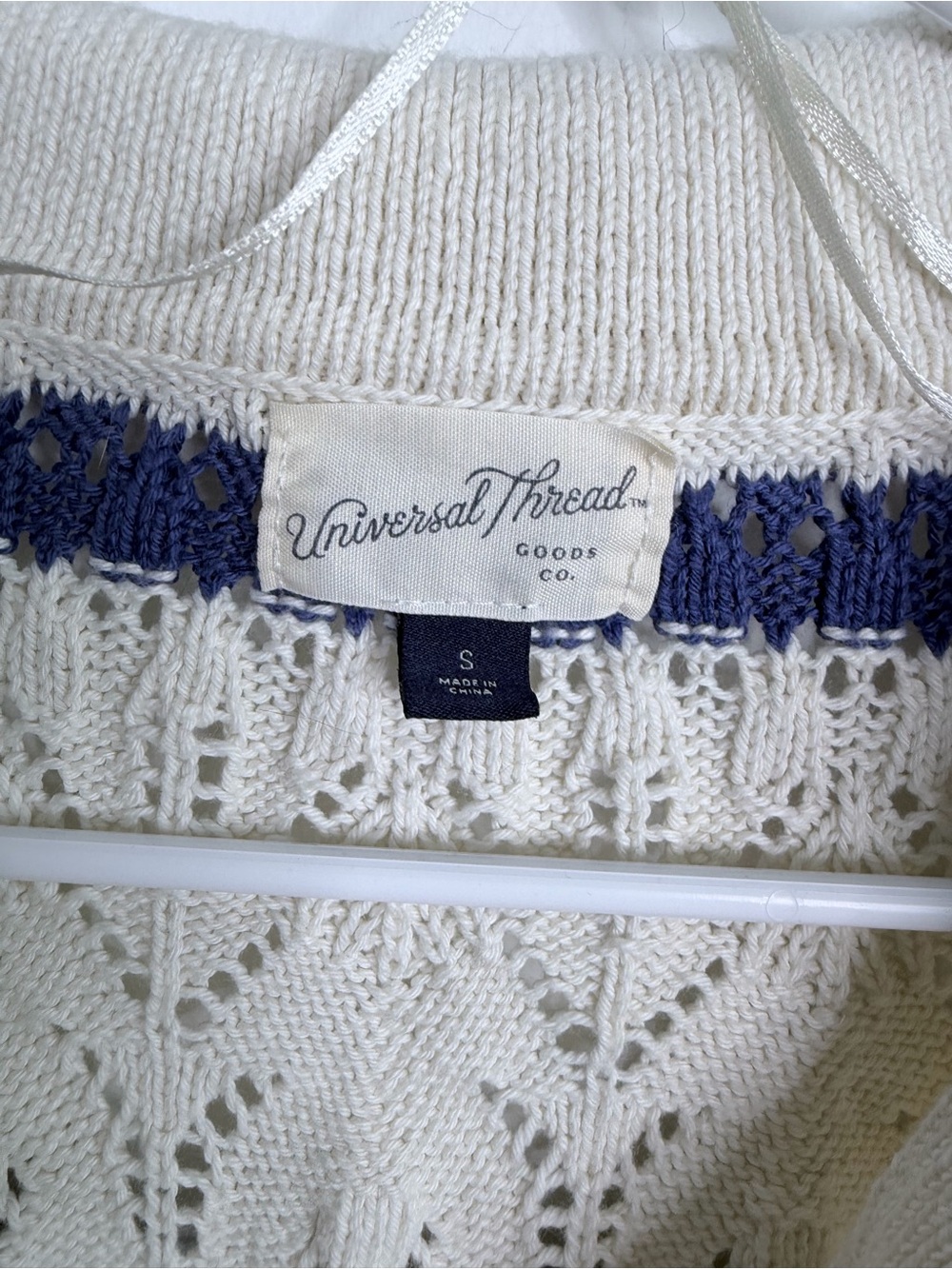 Universal Thread Eyelet V-Neck Sweater Size Small - Picture 2 of 3